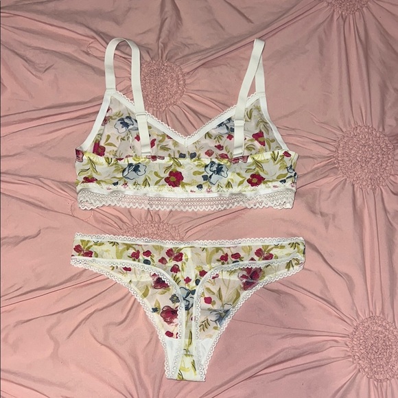 White and Red Lace Trim Bra Set - Picture 3 of 3